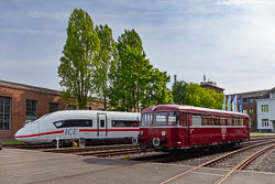 Der nagelneue ICE3 neo 408 018 und der Schienenbus 798 670 aus dem Jahre 1959. Foto: Malte Werning